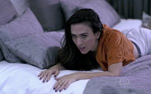 Tatá Werneck na pele da periguete Valdirene.