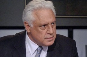 Em "Amor à Vida", César faz discurso inflamado contra corrupção.