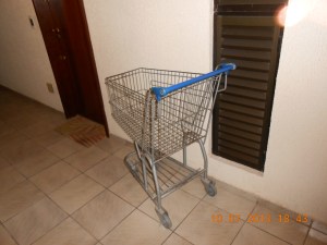 Morador descumpre regra do condomínio e deixa carrinho no corredor para vigilane noturno ir buscá-lo.