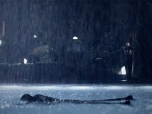 Um corpo na piscina da mansão Mahler.