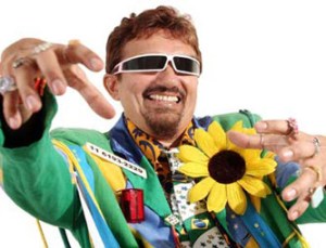 "I'm not dog no!", diverte-se o cantor Falcão.