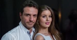 Rodrigo Lombardi e Camila Queiroz como Alex e Angel.
