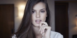 Atriz Camila Queiroz no papel de Angel.