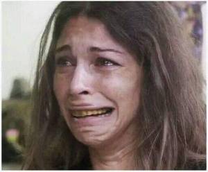 Grazi Massafera no papel da decadente Larissa.